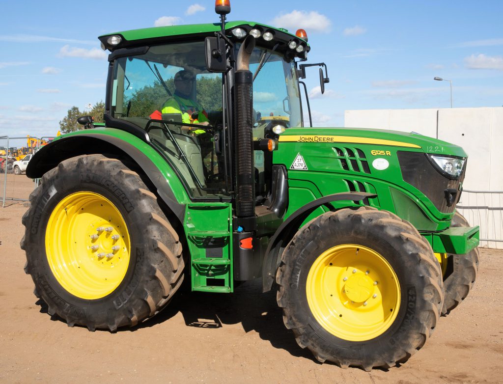 This 2014 John Deere 6125R (AutoQuad; 40kph; 3,975 hours) sold for £39,800
