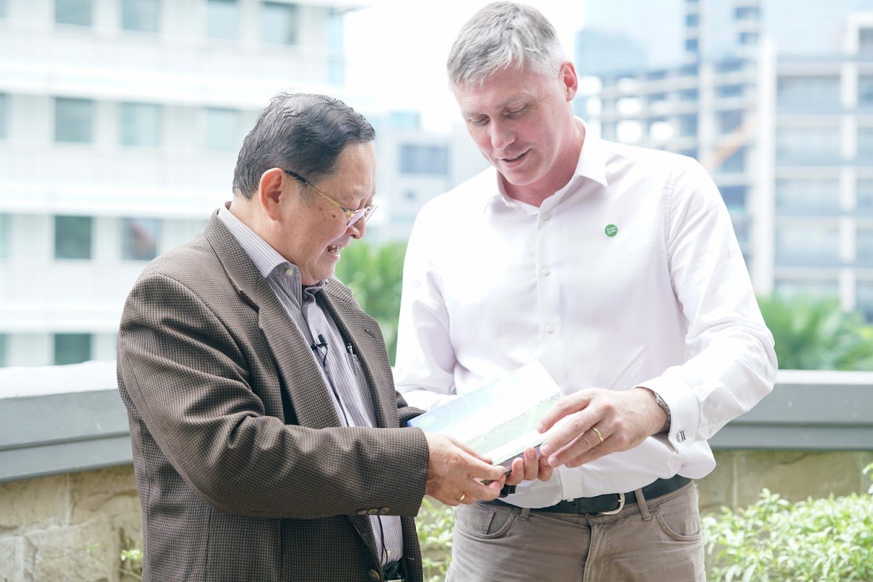 Padraig Brennan, Bord Bia, presenting a book on the Irish Dairy Industry to Thomas Darmawan, chairperson of Permanent Committee on protein and food processing industries, Kadin, Indonesia