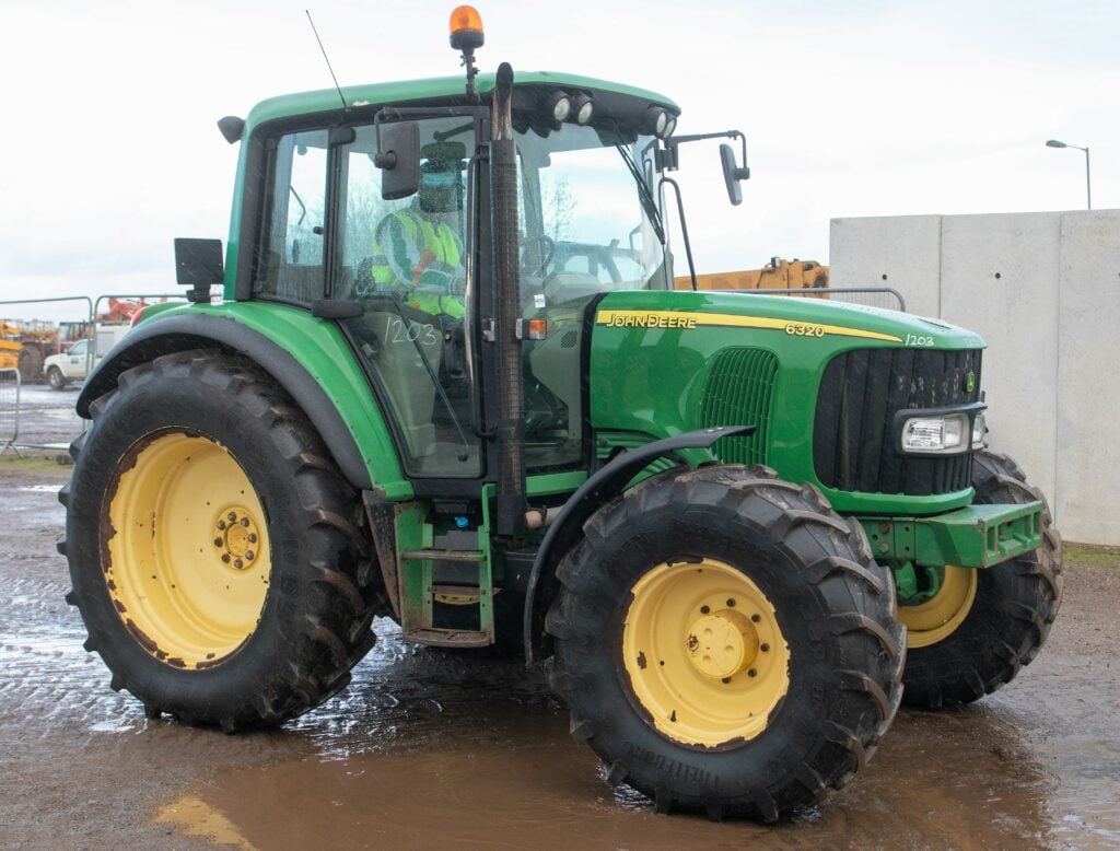 This 2002 John Deere 6320 (Premium; PowrQuad; 40kph; air-conditioning; hours unknown) sold for £14,000