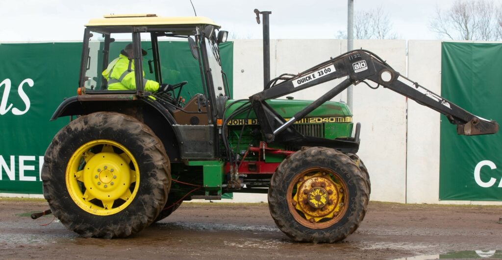 This 1986 John Deere 2040 (Quicke front loader; 6,693 hours) sold for £5,600