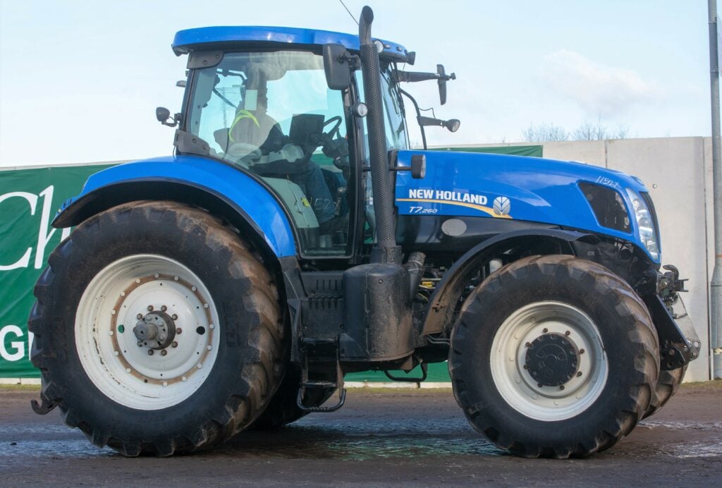 This 2011 New Holland T7.260 (50kph; front axle and cab suspension; SideWinder; IntelliView; front linkage; 8,520 hours) sold for £28,200