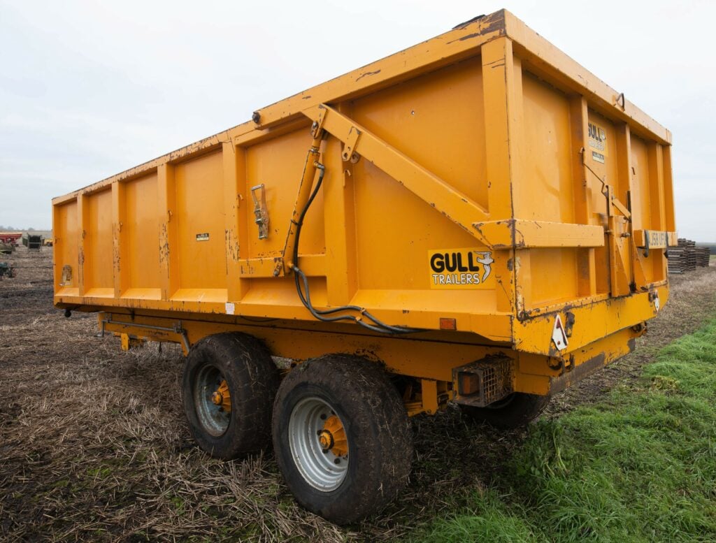 This 1995 Gull Rootmaster (10t; roll-over sheet; eight-stud 340/65 R18 wheels/tyres) sold for £5,200