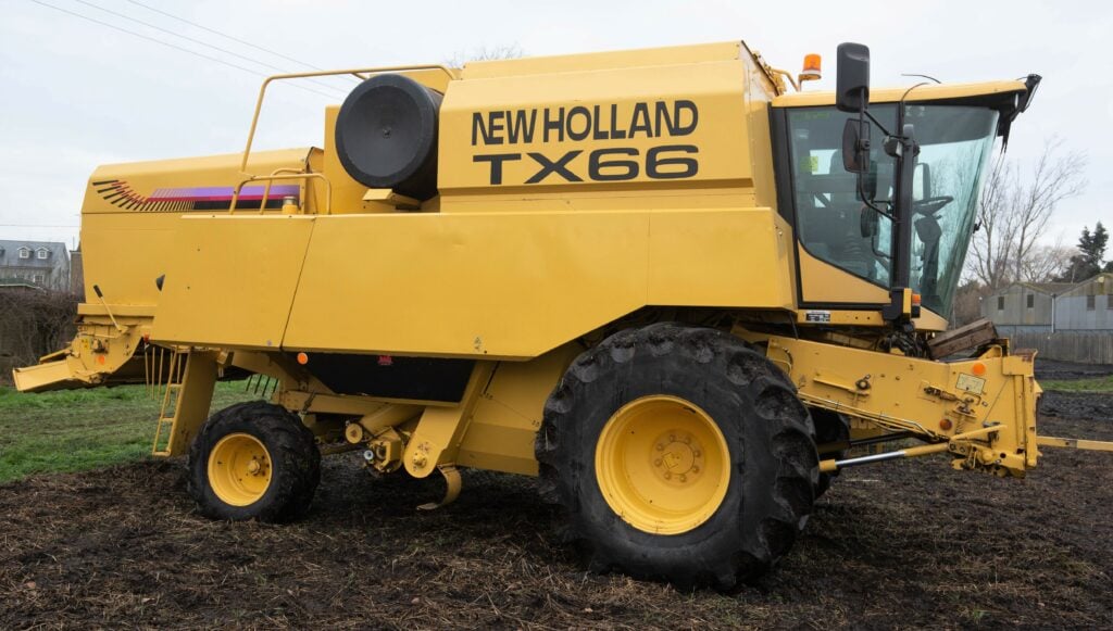 This 1996 New Holland TX66 (20ft-wide cut; self-levelling header; fixed sieves; 800/65 R32 front wheels/tyres; 3,500 engine hours; 2,925 drum hours) sold for £20,500