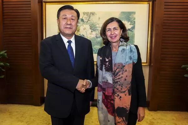L-R: Dr. Yu Kangzhen, Vice Minister of Agriculture and Rural Affairs of the People’s Republic of China; and Dr. Monique Eloit, director general of the OIE