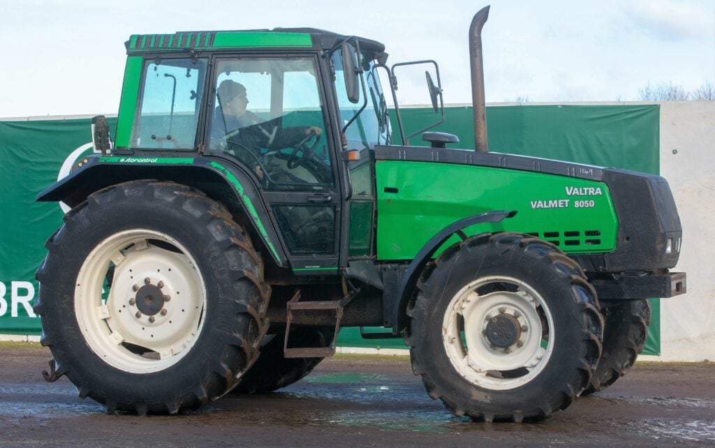 This 1995/1996 Valtra Valmet 8050 (9,551 hours) sold for £9,500