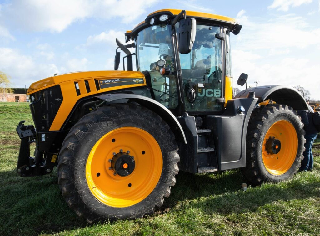 This 2017 JCB Fastrac 4220 (2,587 hours) sold for £80,500