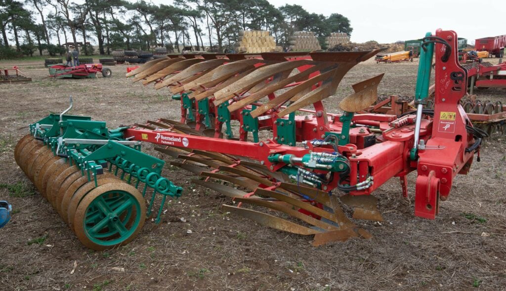 This 2017 Kverneland LB 85 (six-furrow; furrow press) sold for £17,500