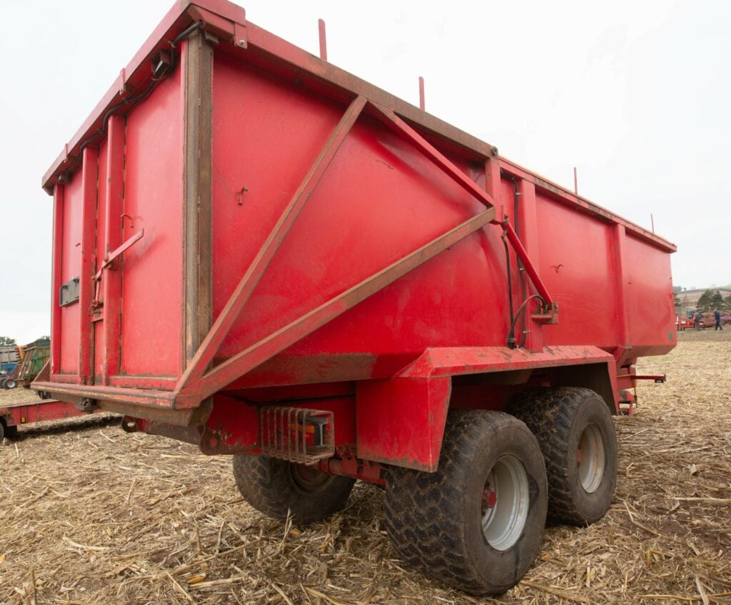 This 2006 GT Bunning trailer (Michelin Cargo X Bib 600/50 R22.5 tyres; roll-over sheet; leaf springs; air brakes; hydraulic tailgate) sold for £10,000