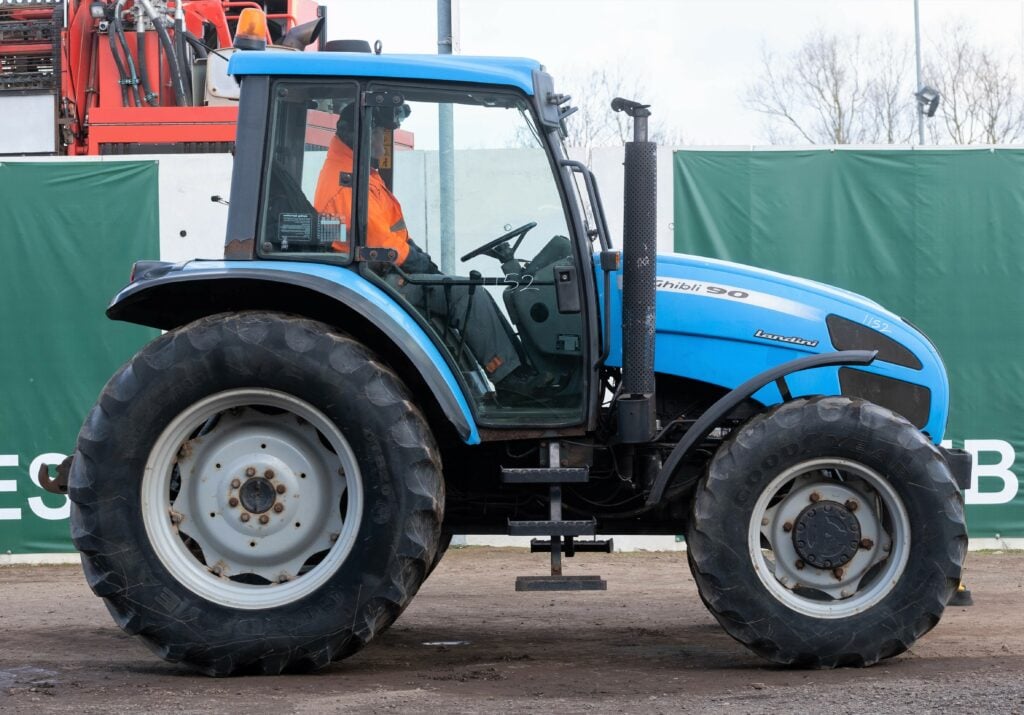 This 2001 Landini Ghibli 90 ('one owner'; 2,554 hours) sold for £10,800