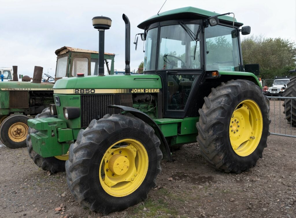 This 1992 John Deere 2850 (4WD; SG2 cab; 'original Michelin tyres'; 'genuine 2,887 hours') sold for £18,800 (no VAT)