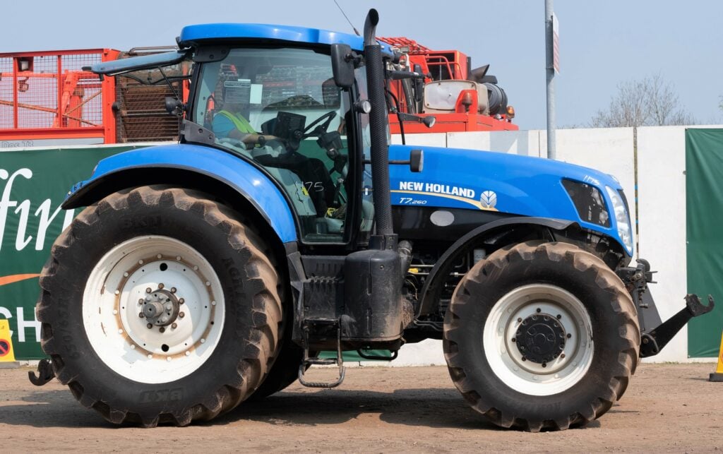 This 2011/2012 New Holland T7.260 (50kph; front axle and cab suspension; SideWinder; IntelliView; 8,520 hours) sold for £25,000