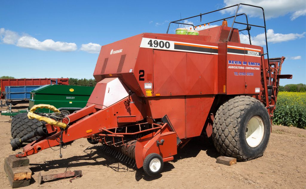 This Hesston (Fiatagri) 4900 (after-market rear fans; 28L-26 wheels/tyres; spare wheel/tyre; bale count: 79,290) sold for £5,300