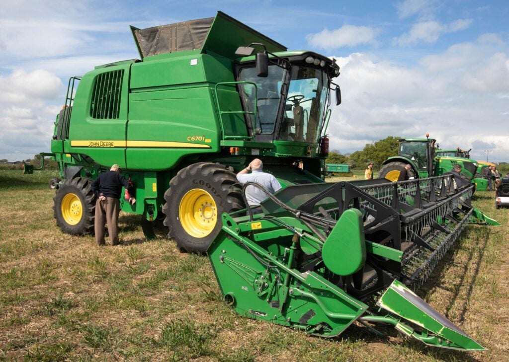 This 2011 John Deere C670i (AutoTrac-ready; straw chopper; 625R header; header trailer/trolley; 811 engine hours; 609 drum hours) sold for £80,000