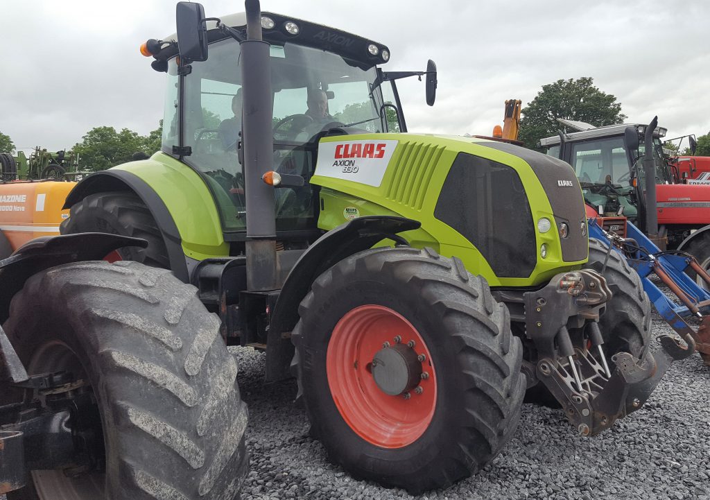 This Claas Axion 830 (50kph; electric spools; 'engine upgrade complete'; circa 4,100 hours) sold for €17,700