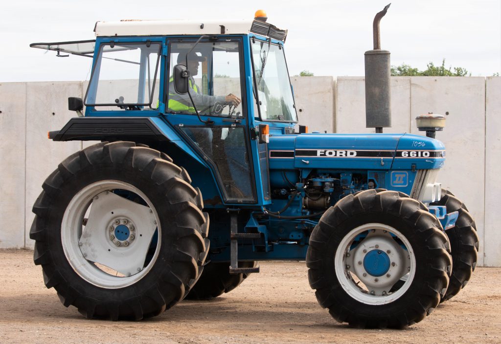 This 1988 Ford 6610 (AP cab; 8,589 hours) sold for £6,600