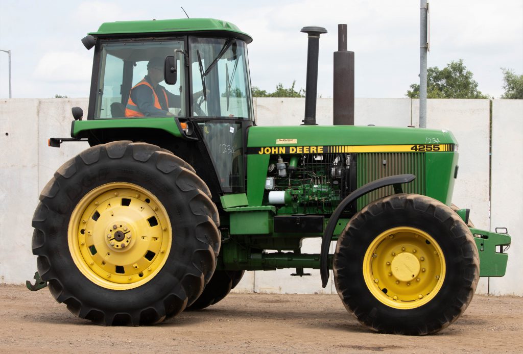This 1991 John Deere 4255 (16.9 R28 front and 20.8 R38 wheels/tyres) sold for £15,800