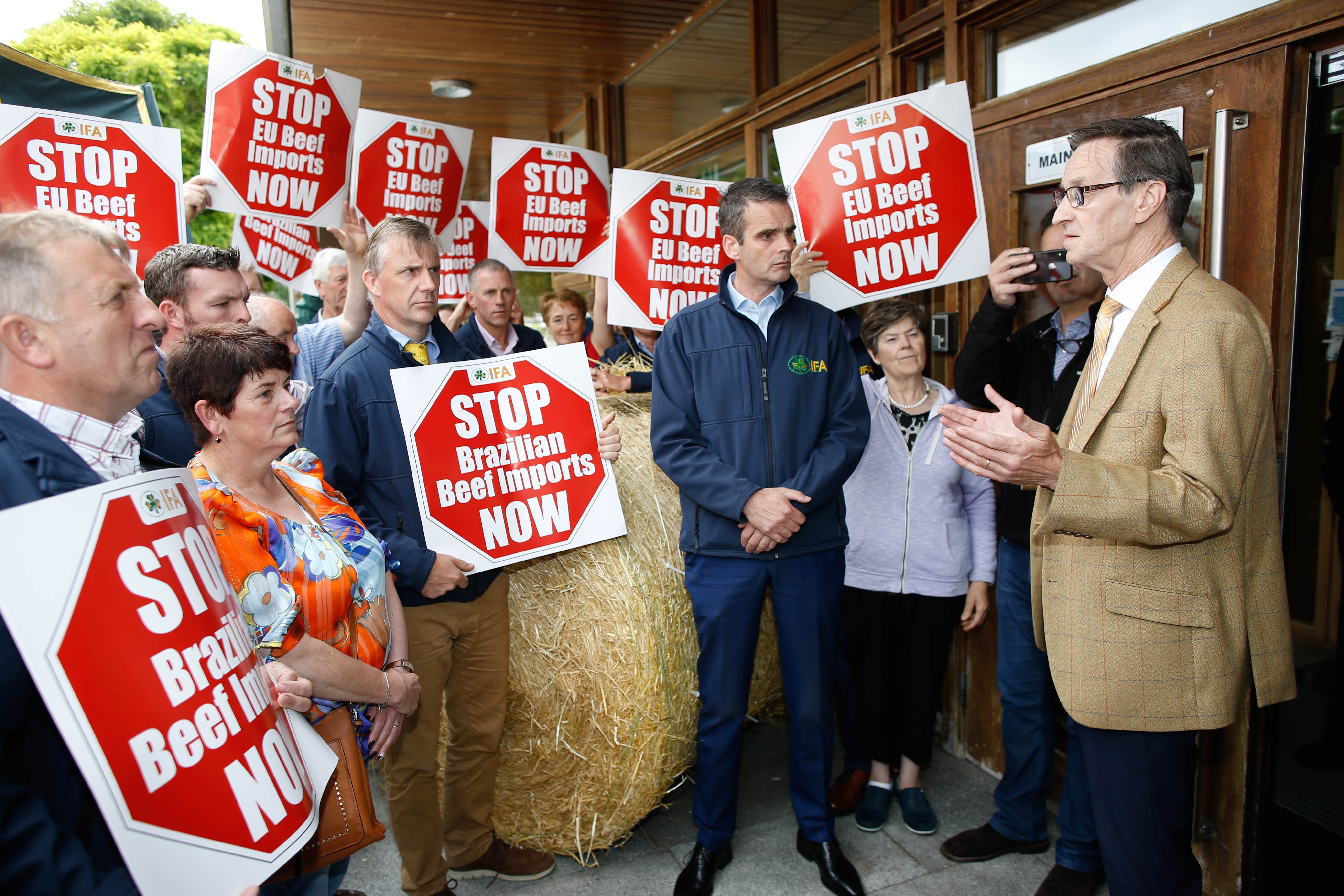 IFA president Joe Healy and Frank Andriessen, head of unit, EU Commission Health and Food Safety Audits and Analysis. Image source: Kenneth O Halloran
