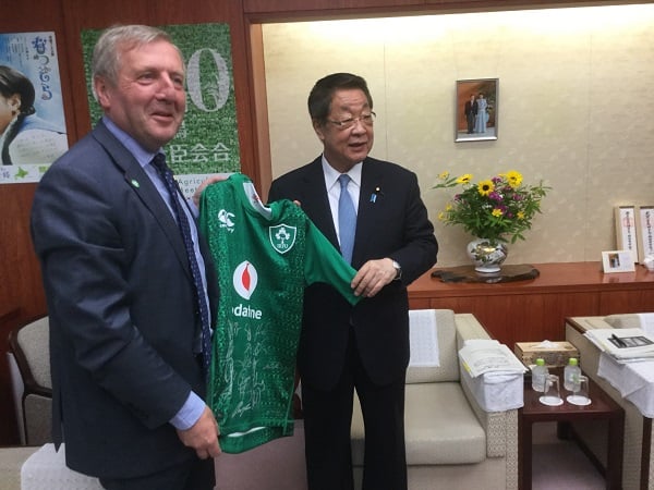Minister Creed presents an Irish rugby shirt to Japanese Minister for Agriculture, Forestry and Fisheries, Takamori Yoshikawa