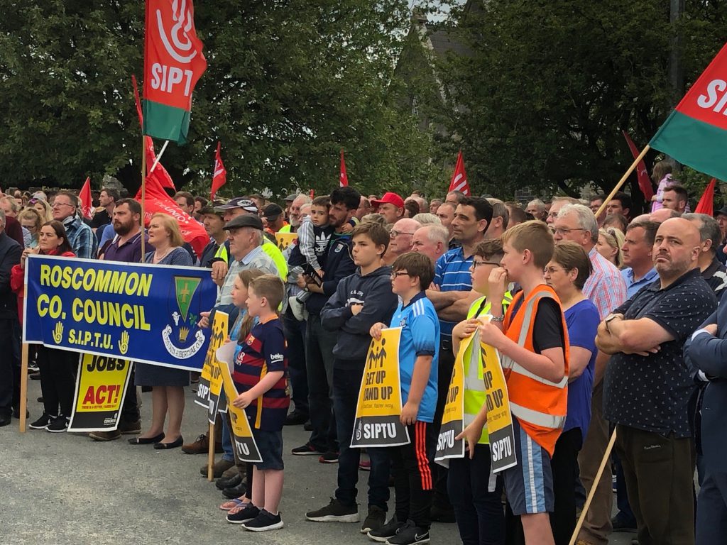 Hundreds turned out to support Bord na Móna workers on Monday evening