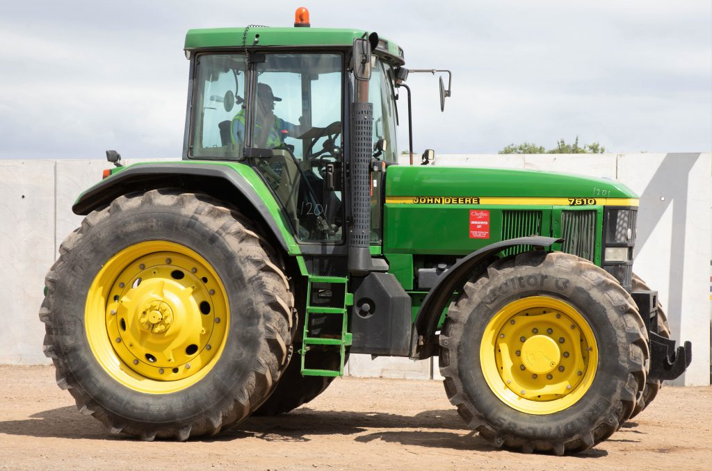 This 1998 John Deere 7610 (PowrQuad; left-hand reverser/shuttle; air-conditioning; 3,653 hours) sold for £10,900