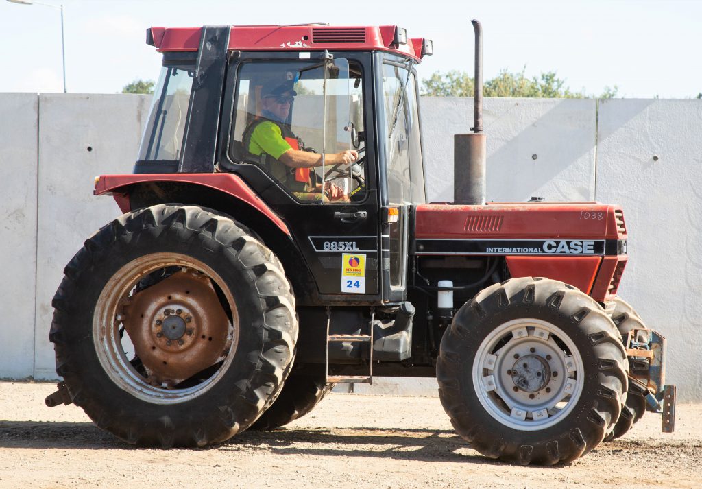 This 1988 Case IH 885XL (4WD; 'wide tyres'; 4,573 hours) sold for £5,750
