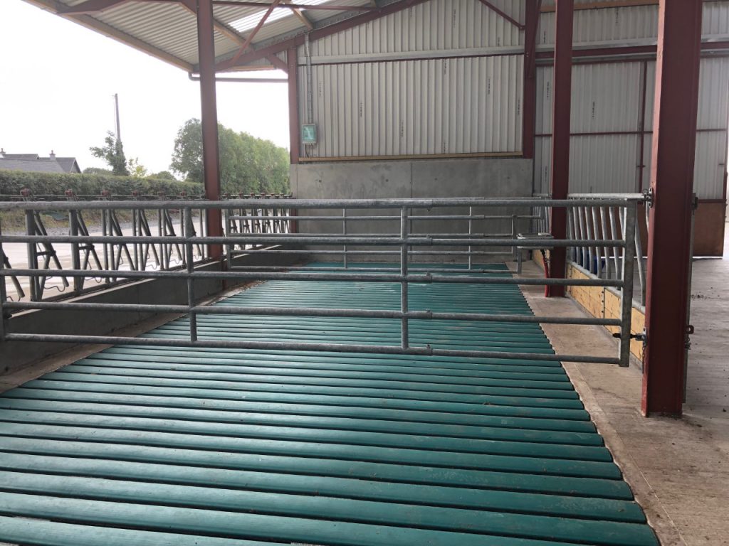 Rubber mats in the slatted unit