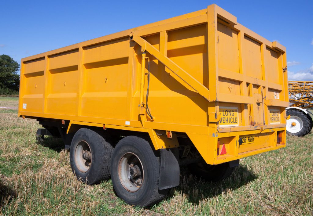 This trailer (14t; tandem-axle; hydraulic tailgate; air brakes; 425/65R22.5 wheels/tyres; 'new brake linings and calipers') sold for £6,200