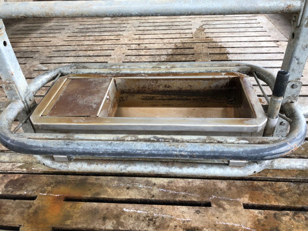 The water trough can be emptied by pulling the black lever, ensuring the cattle have access to clean water