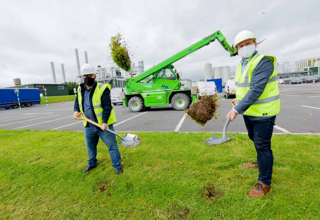 L-R: Colm Wall, managing director of Matthew Wall and Sons Ltd; and Glanbia Ireland’s chief sustainability and R&amp;D officer, François Morgan. Image source: Dylan Vaughan
