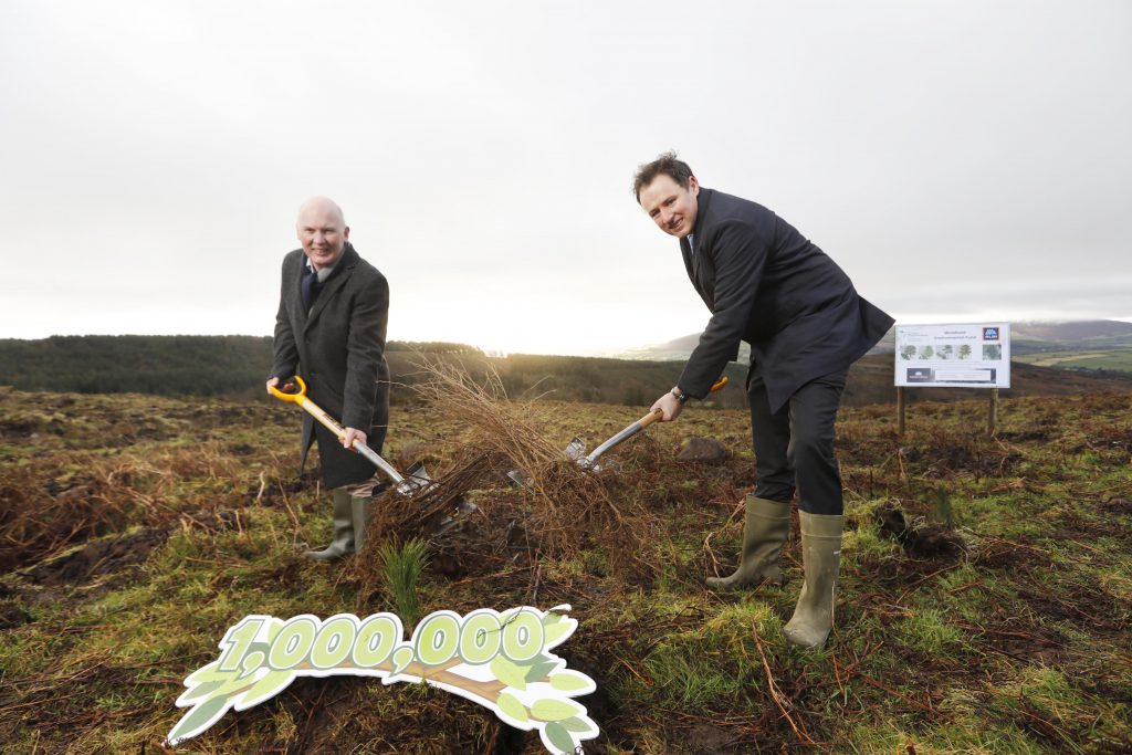 Niall O’Connor, Aldi Group managing director with Minister Charlie McConalogue. Image source: Leon Farrell/Photocall Ireland