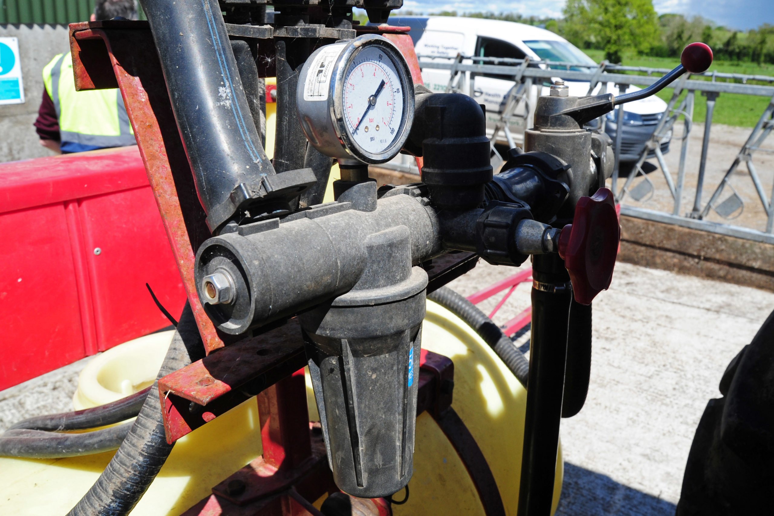 The main pressure gauge must be fitted downstream of its filter and be accurate to within 10% of a calibrated master gauge