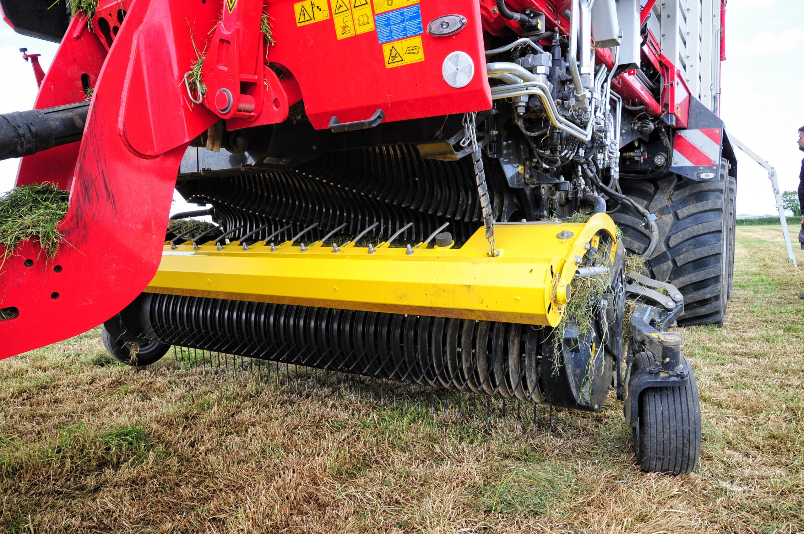 The reel is mounted in such a way that each end can lift 120mm to accommodate uneven ground