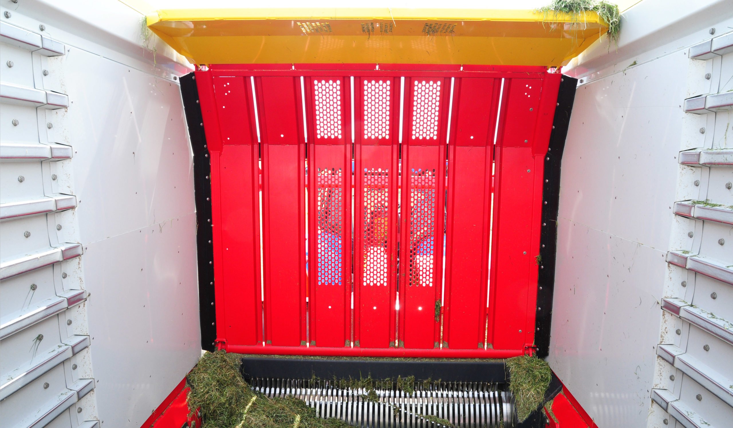 The front board has an additional 'flap' (in yellow) to aid loading