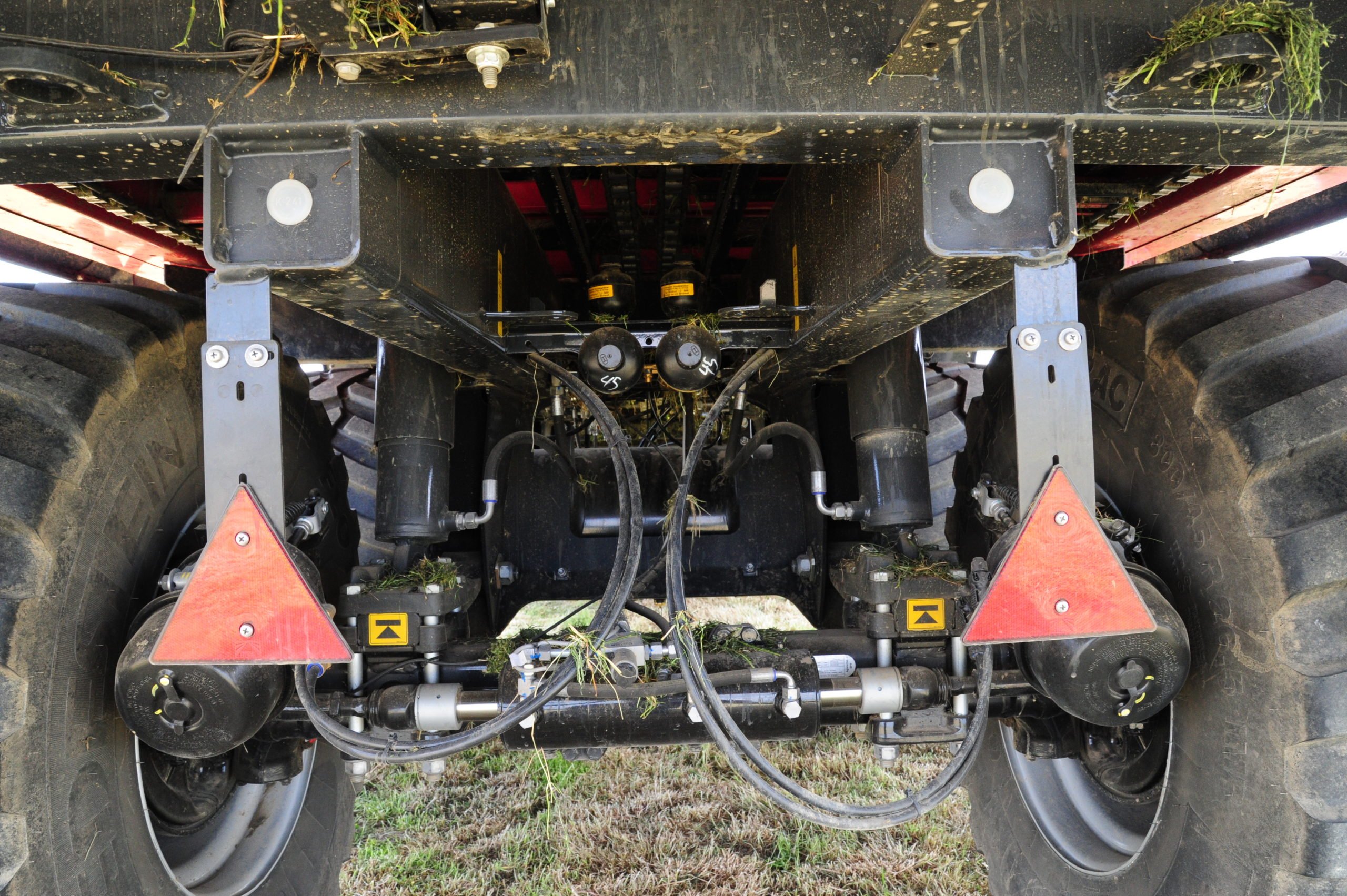 Forced and unforced axle steering is available
