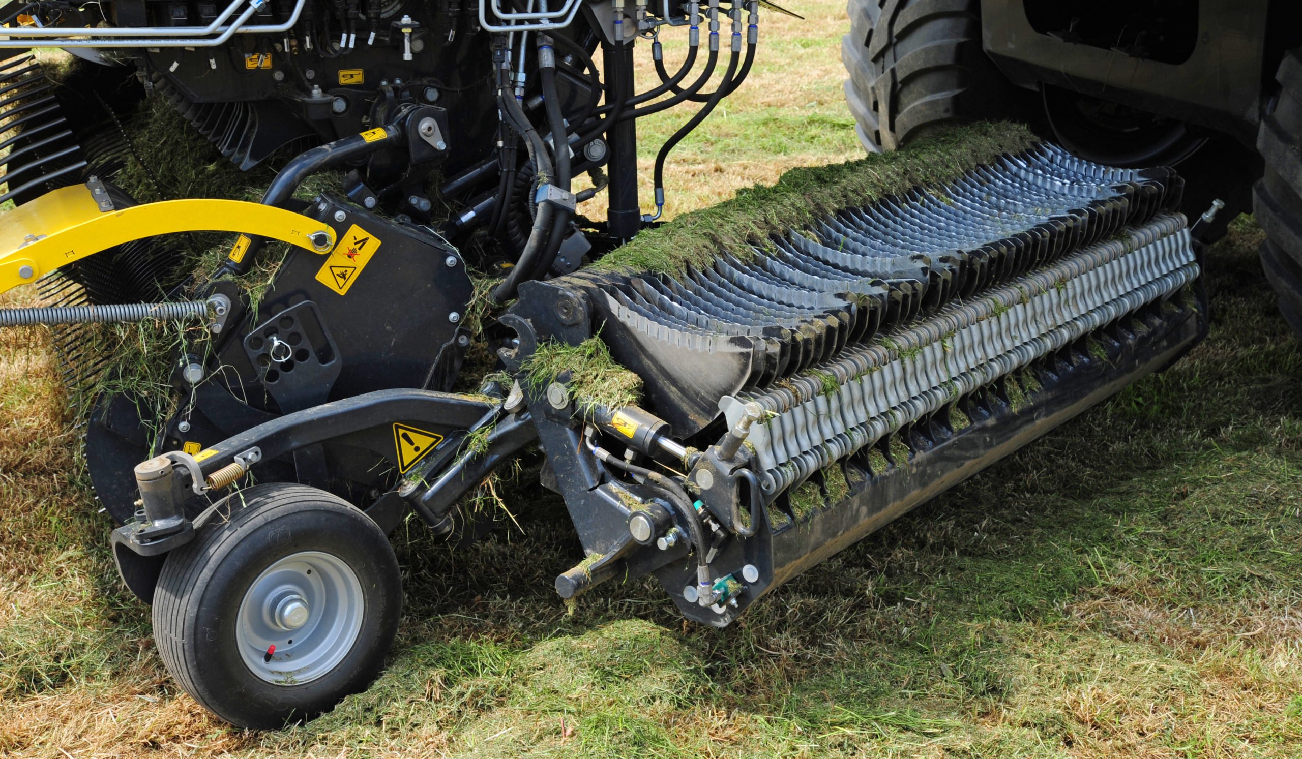 The knife bank can be easily swung out for maintenance