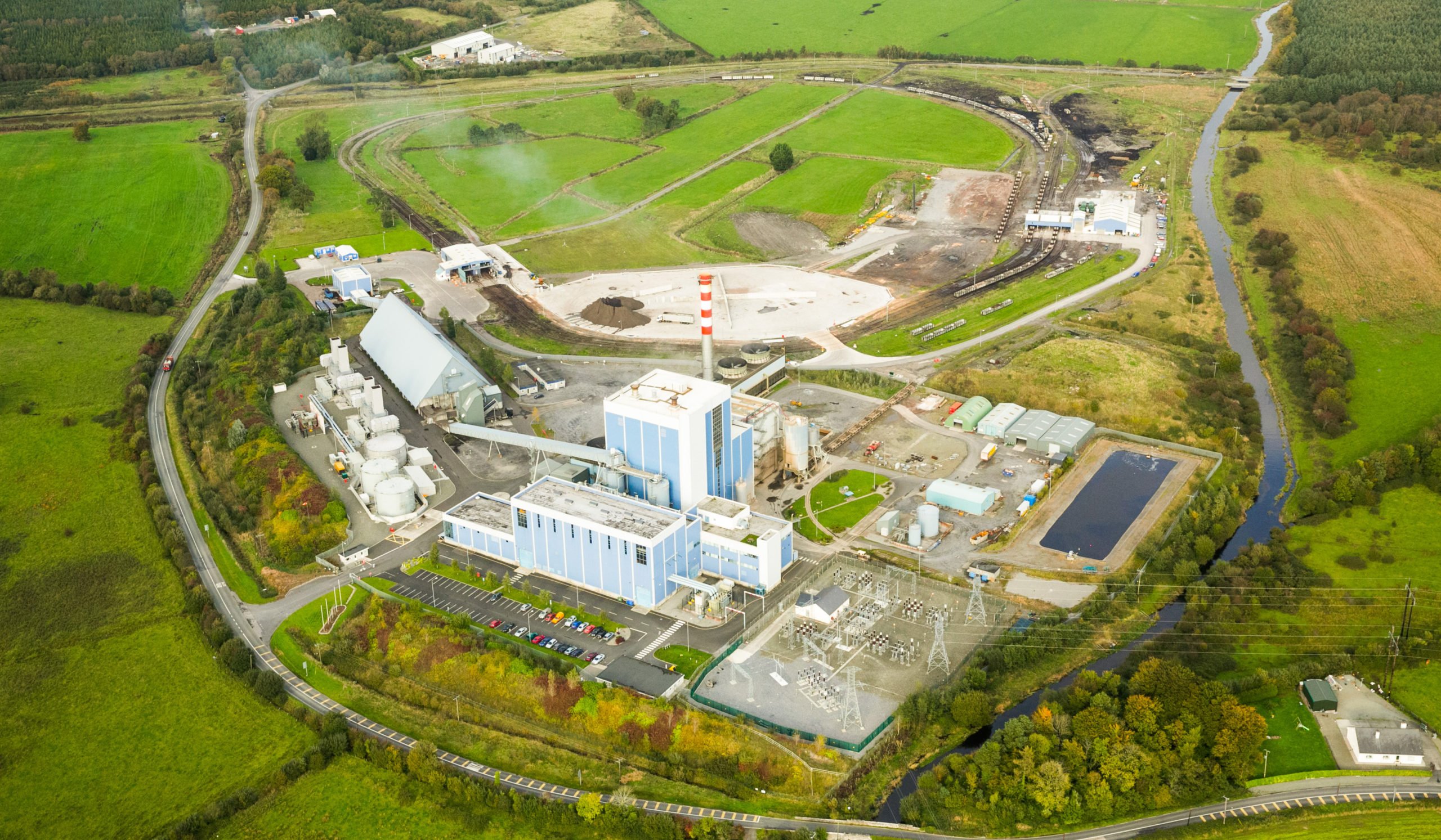 Edenderry power station. The tall building houses the boiler, the lower building is the turbine hall and to the left of that are the gas turbines