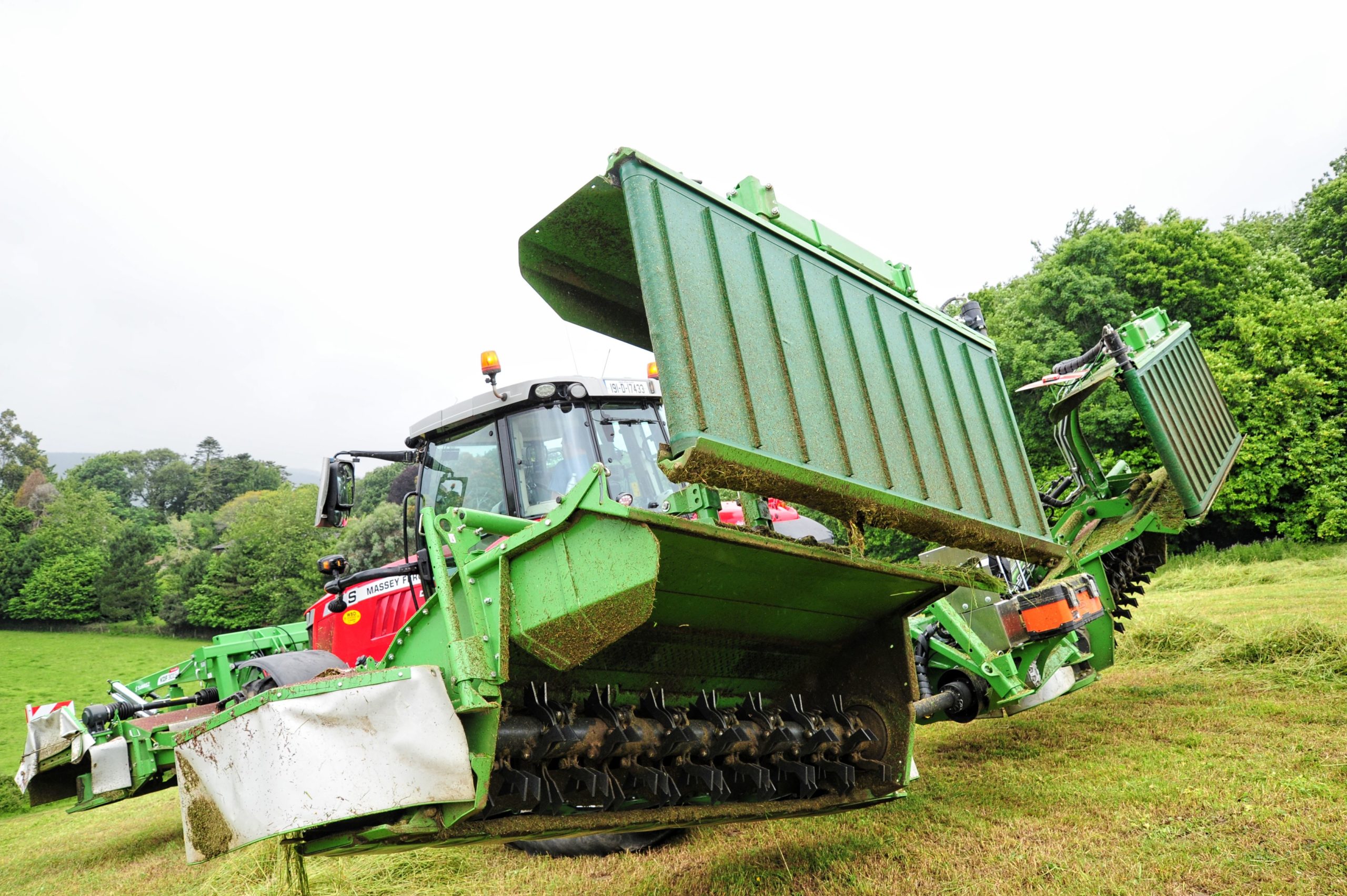 The groupers move neatly out of the way when not required and automatically shut off when the mower is lifted