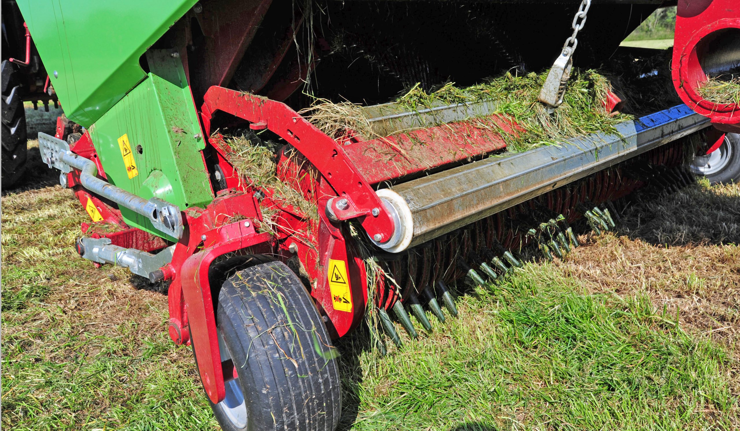 The intake between knives and trailer chamber is kept narrow to reduce power requirement