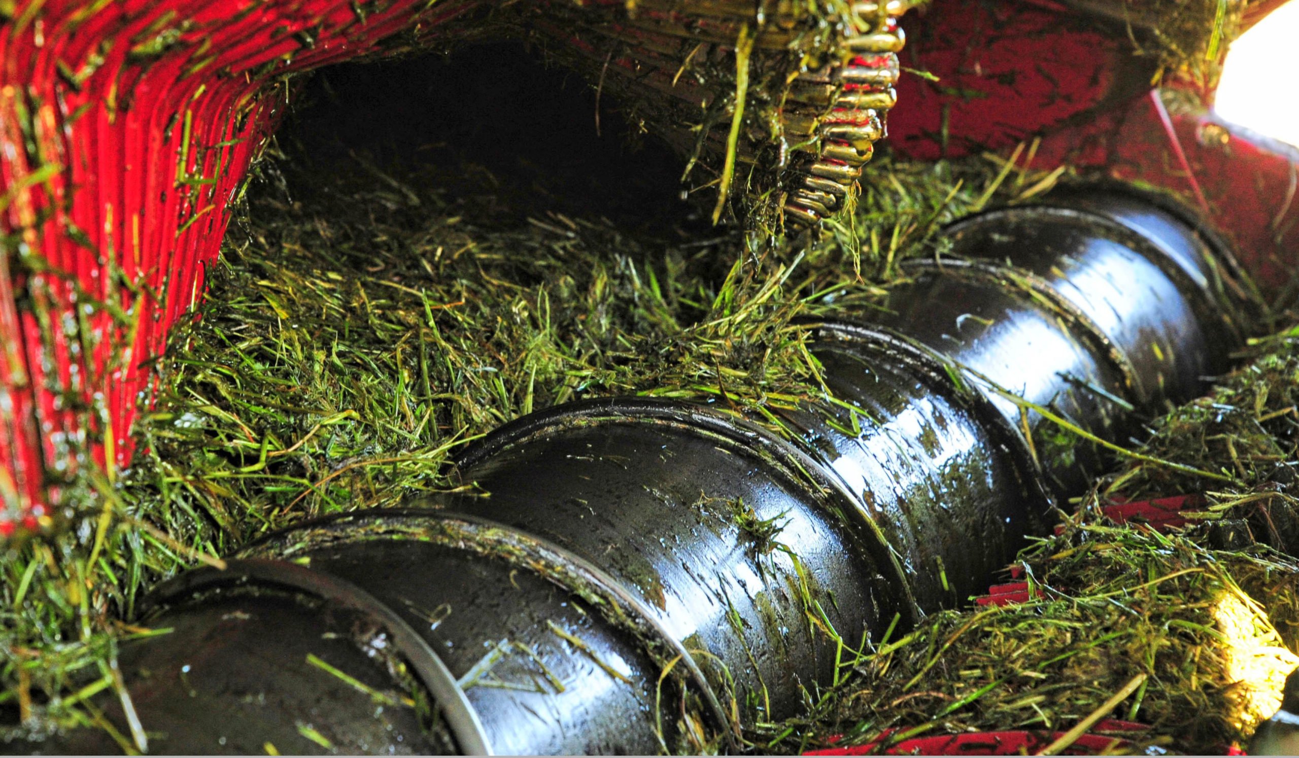 The distribution roller moves material across the whole width of the knife bank