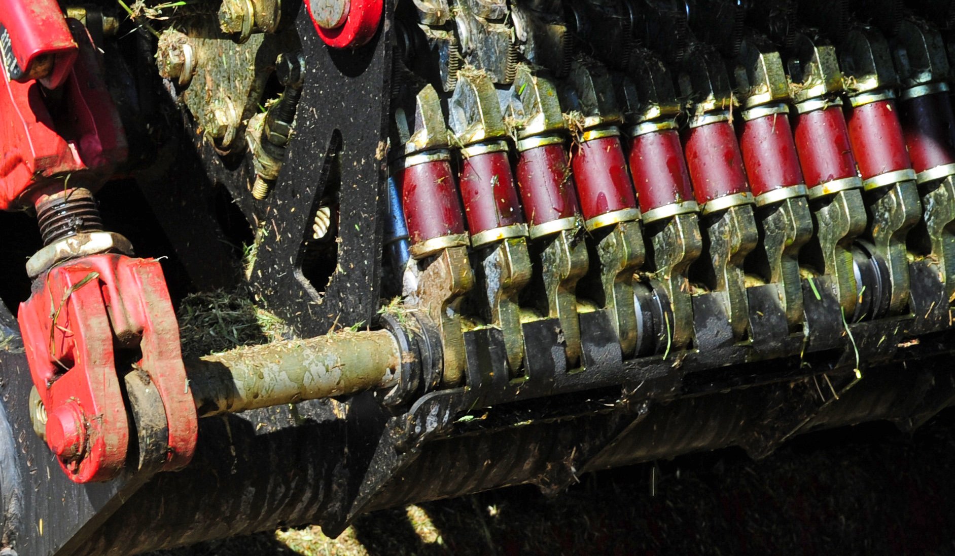 Rubber dampers provide blade protection in place of the usual springs