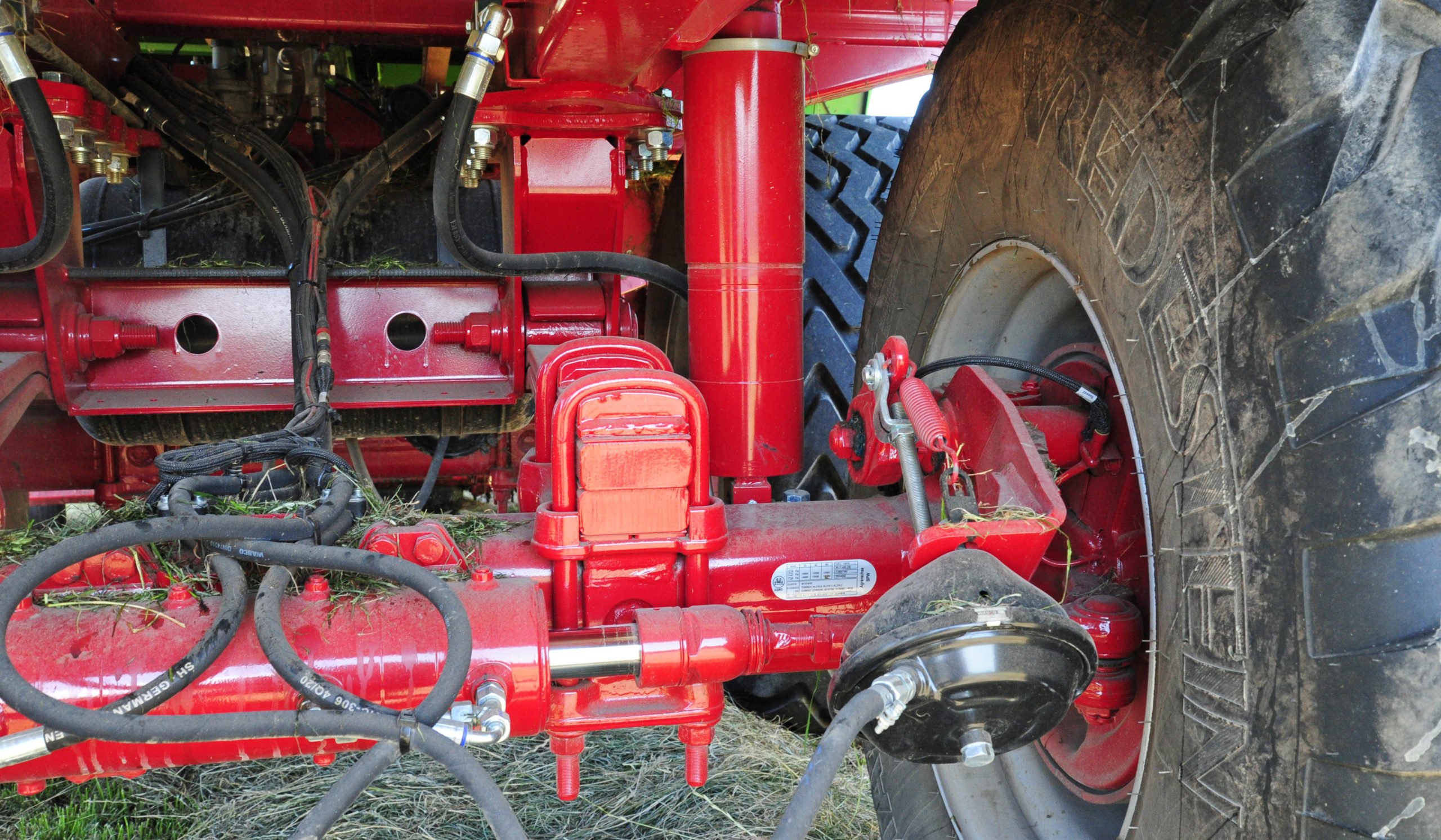 Hydraulic rams provide both suspension and load height adjustment