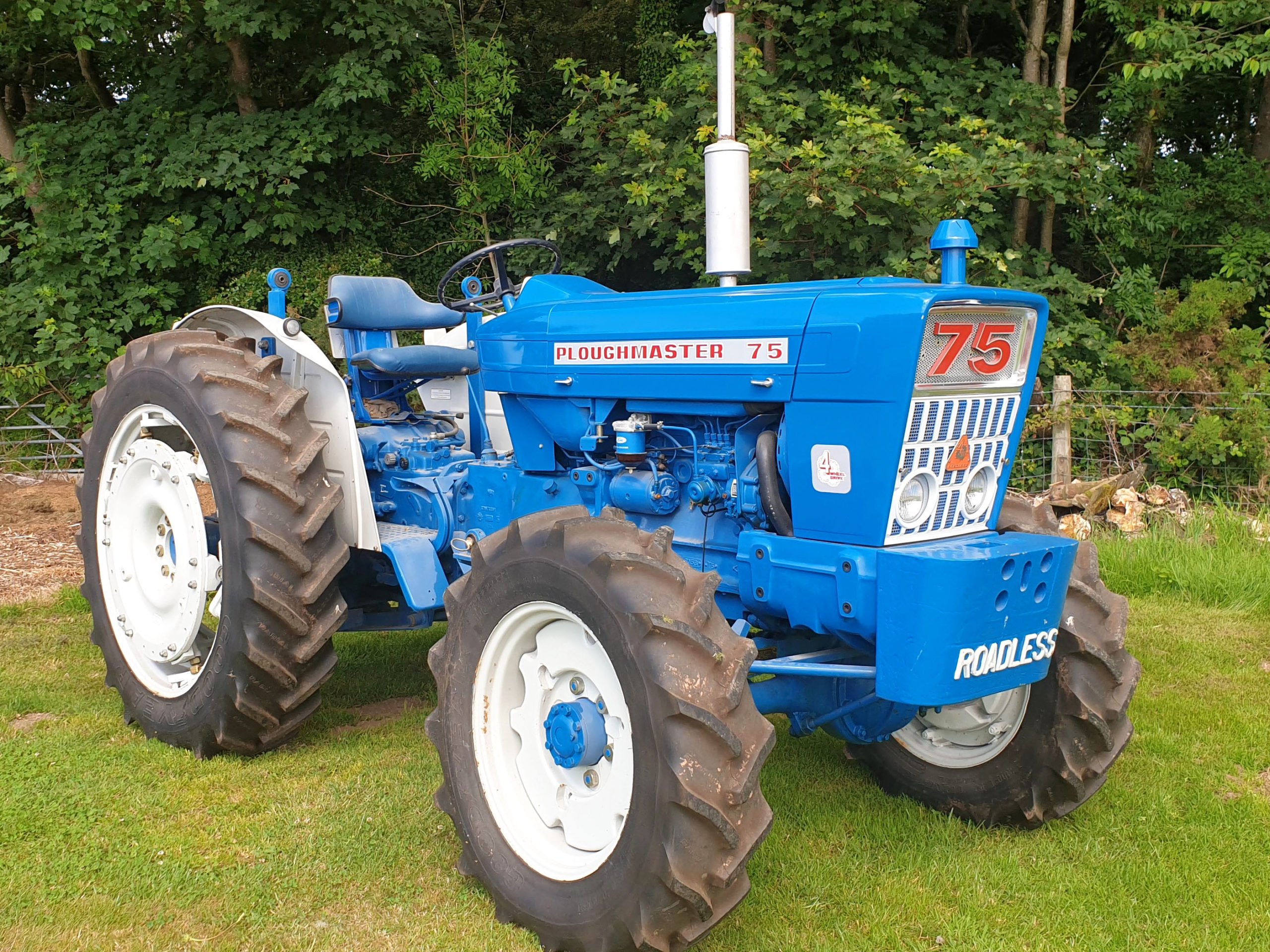 Roadless opted for unequal sized four wheel drive, which gave a better turning circle
