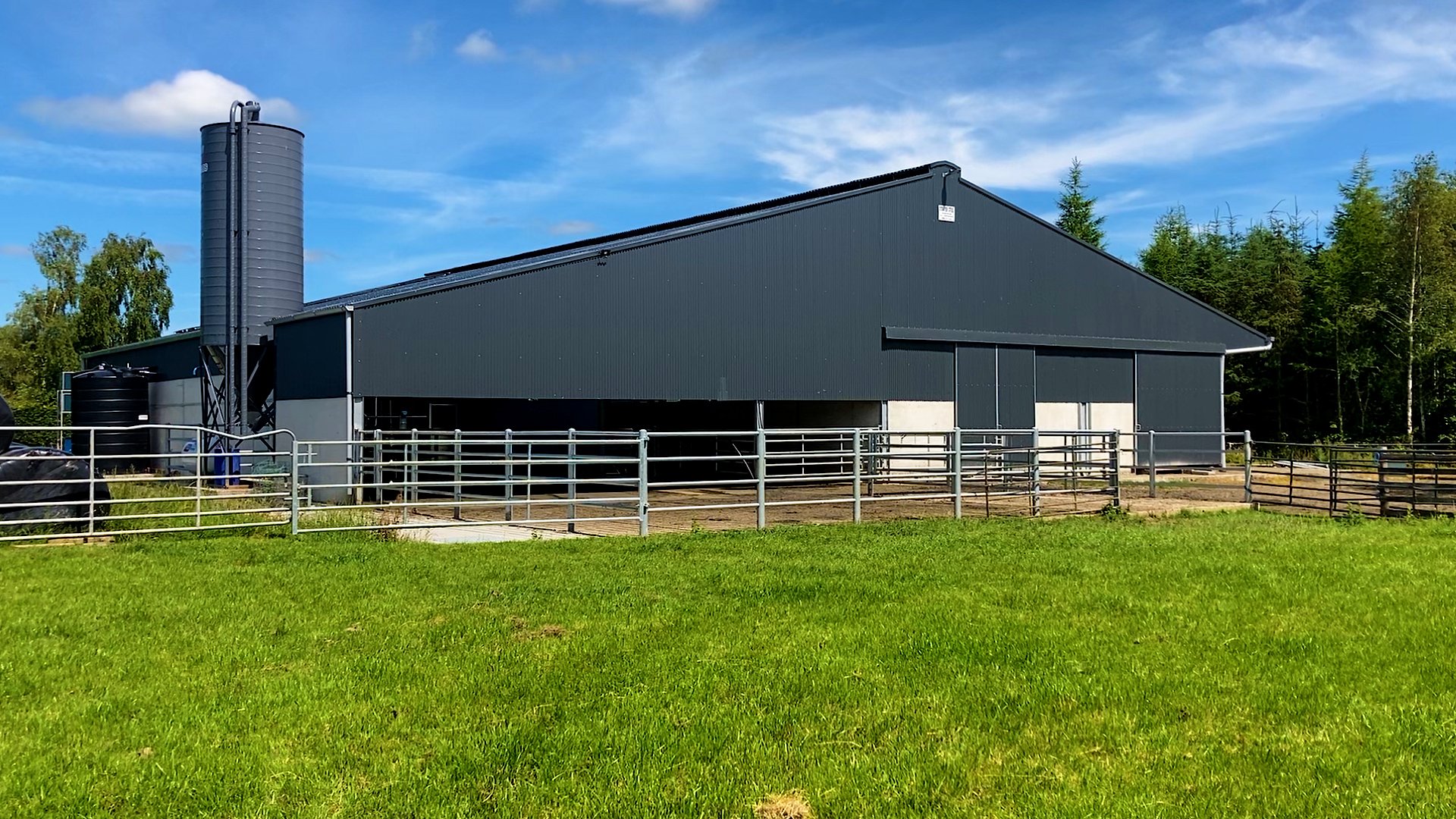 The new shed home to a 16-unit parlour, handling facilities and 70 cubicles