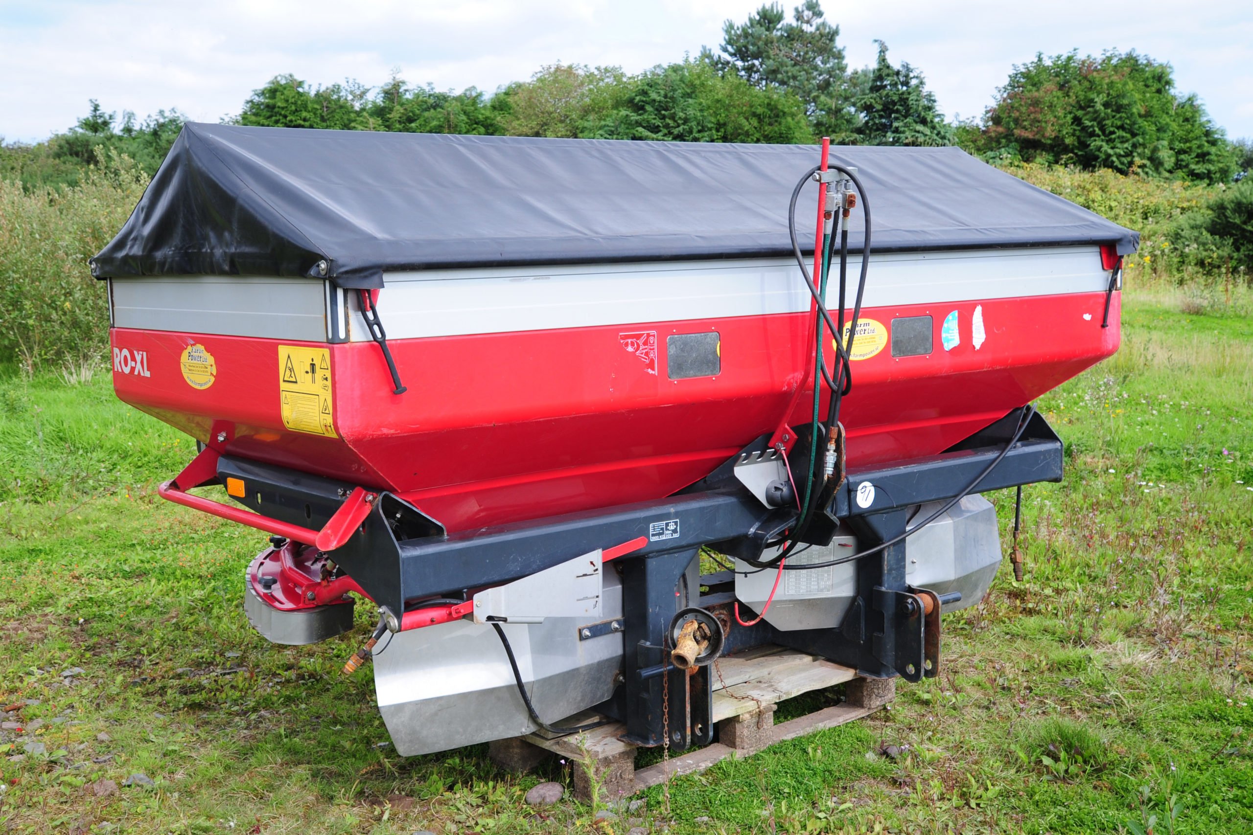 A Vicon Rotaflow twin disc spreader appears to be in excellent condition