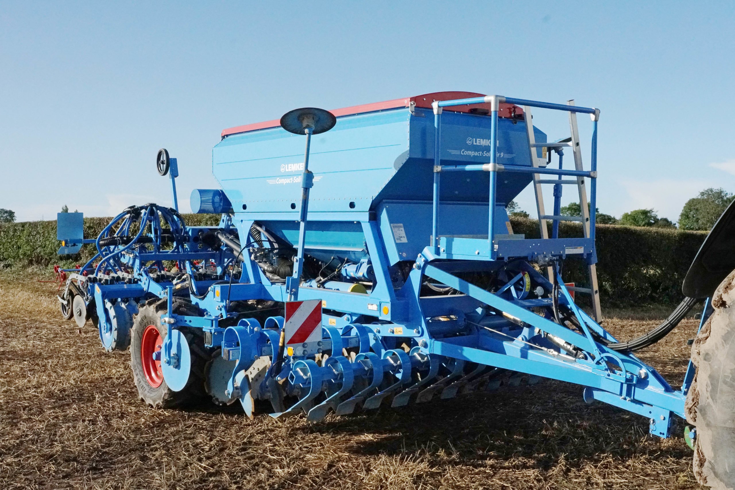 The Compact Solitair 9 has a series of offset tyres to consolidate the soil and act as transport wheels