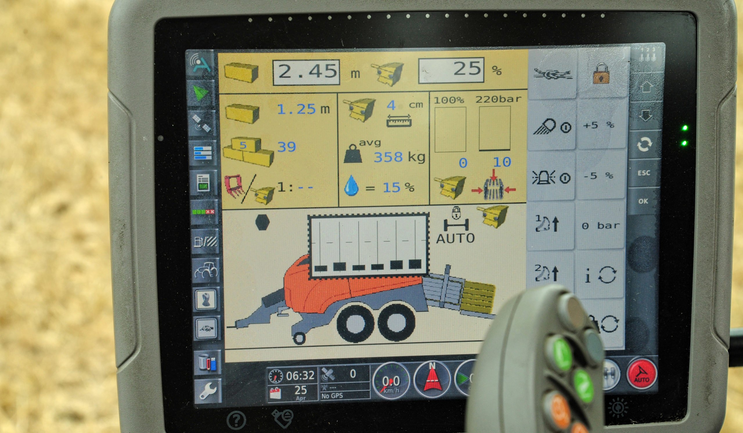 The bale size and density can controlled from the cab via an ISOBUS screen
