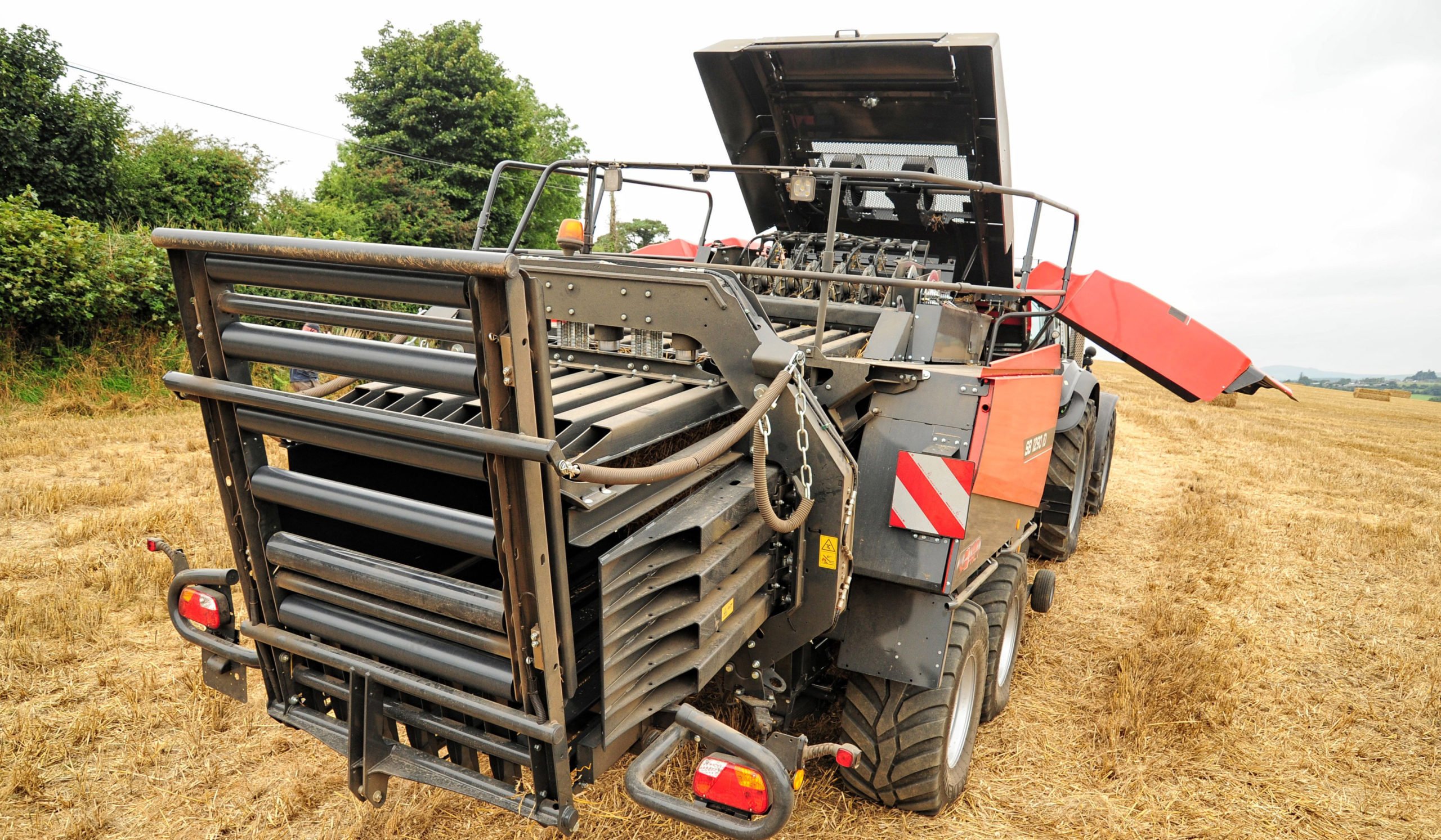 The bale chamber is 3m long and has a double knotting system which is kept dust free by two continuously running blowers