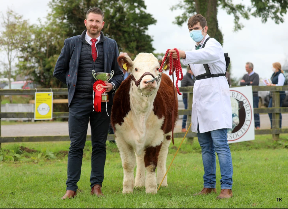 Senior Young Handler winner Niall Jones with judge James Irvine