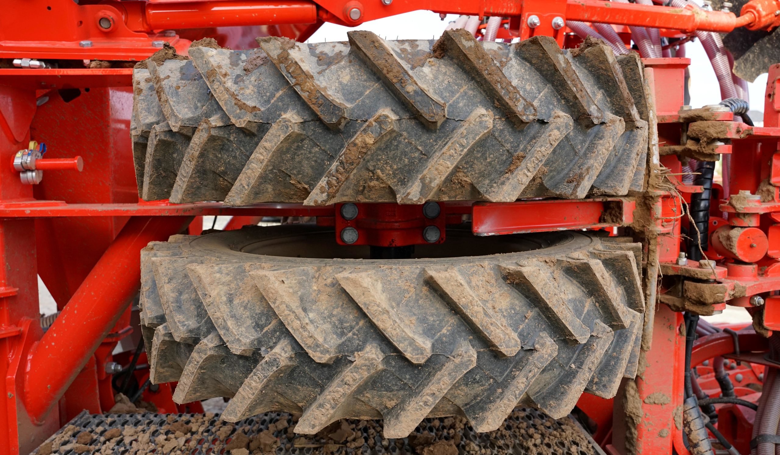 The consolidating phase is performed by narrow wheels of square profile which are said to give a uniform effect across the width of the tyre