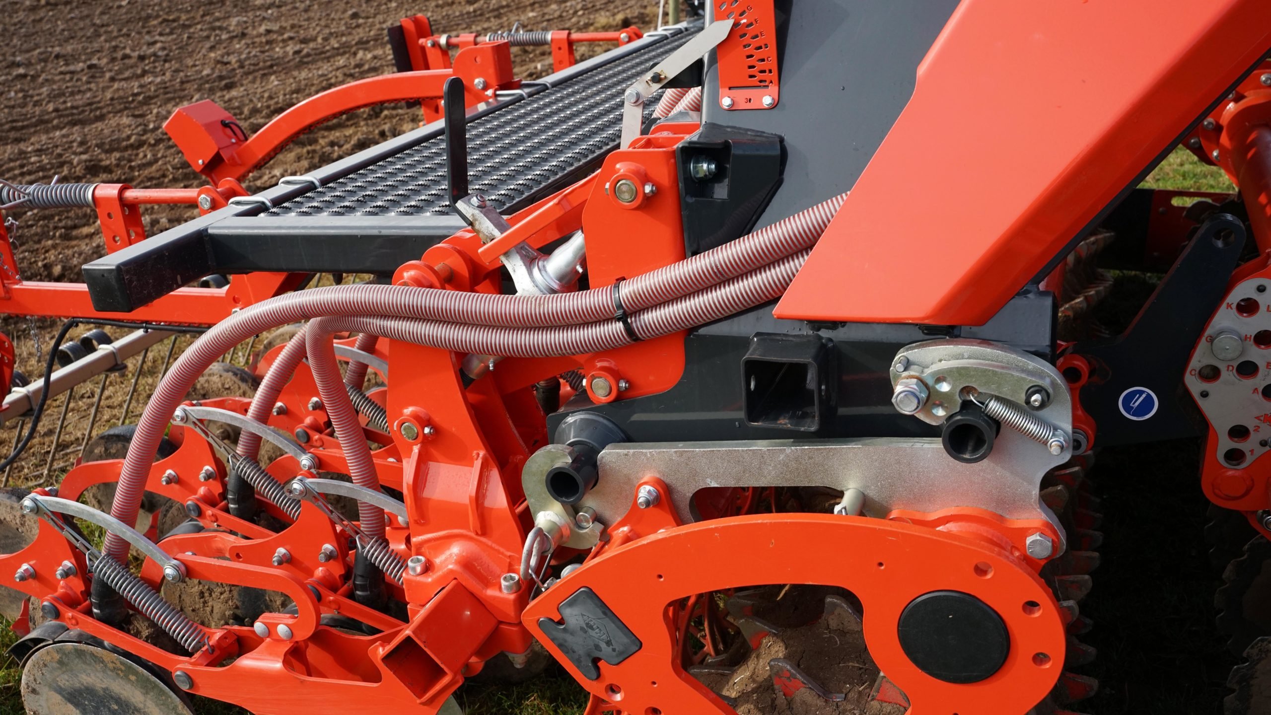 The mounting mechanism for the power harrow or discs is quick and easy to operate claim Kuhn